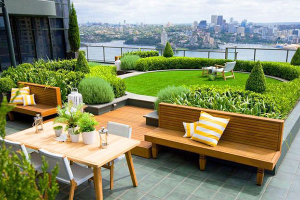 露臺(tái)花園鋪裝用防腐木還是地磚好？